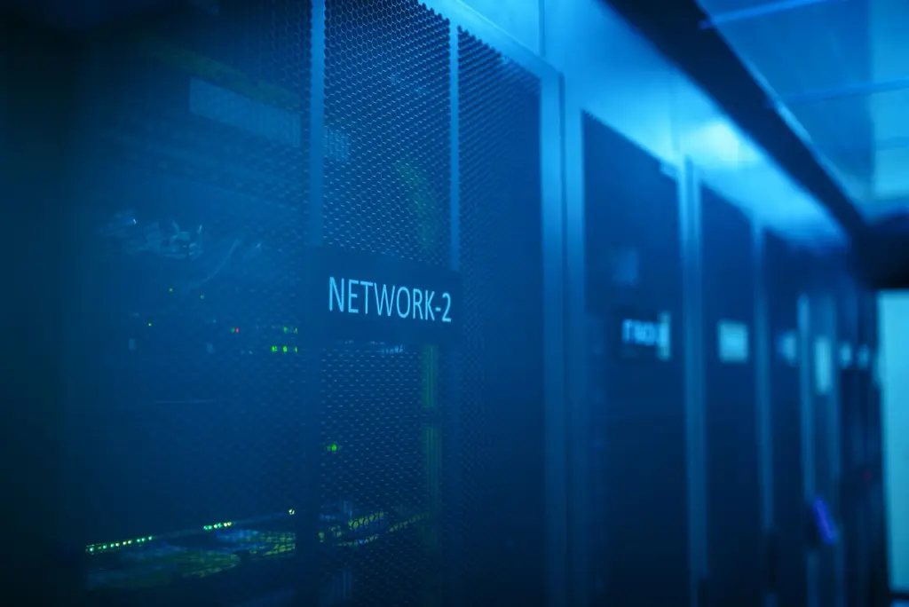 แถวตู้เซิร์ฟเวอร์ใน Data Center ที่ให้บริการฐานข้อมูลบนคลาวด์