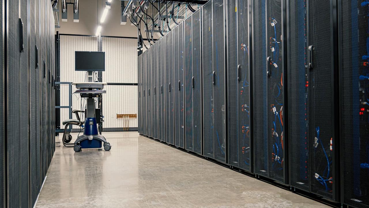 ทางเดินระหว่างตู้เซิร์ฟเวอร์ใน Data Center ที่เก็บสำเนาข้อมูลแบบ Immutable Backup